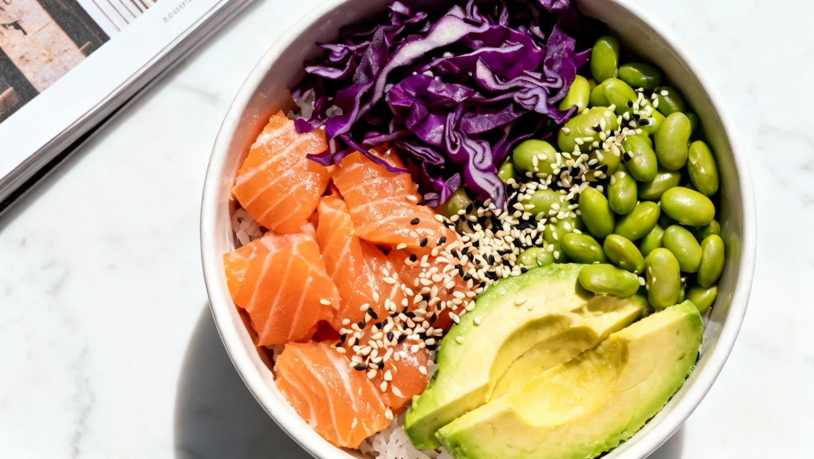Bowl sante colore avec saumon et legumes frais
